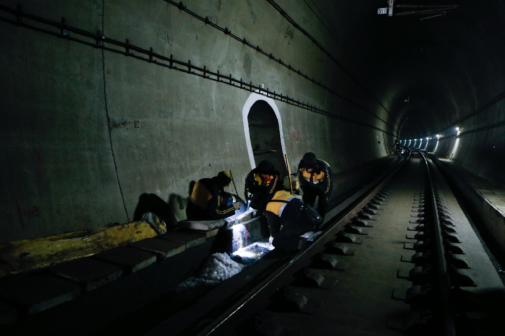 赛罕铁路运营隧道病害现状